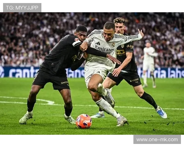 欧冠皇马对攻战，姆巴佩速度撕裂防线瞬间